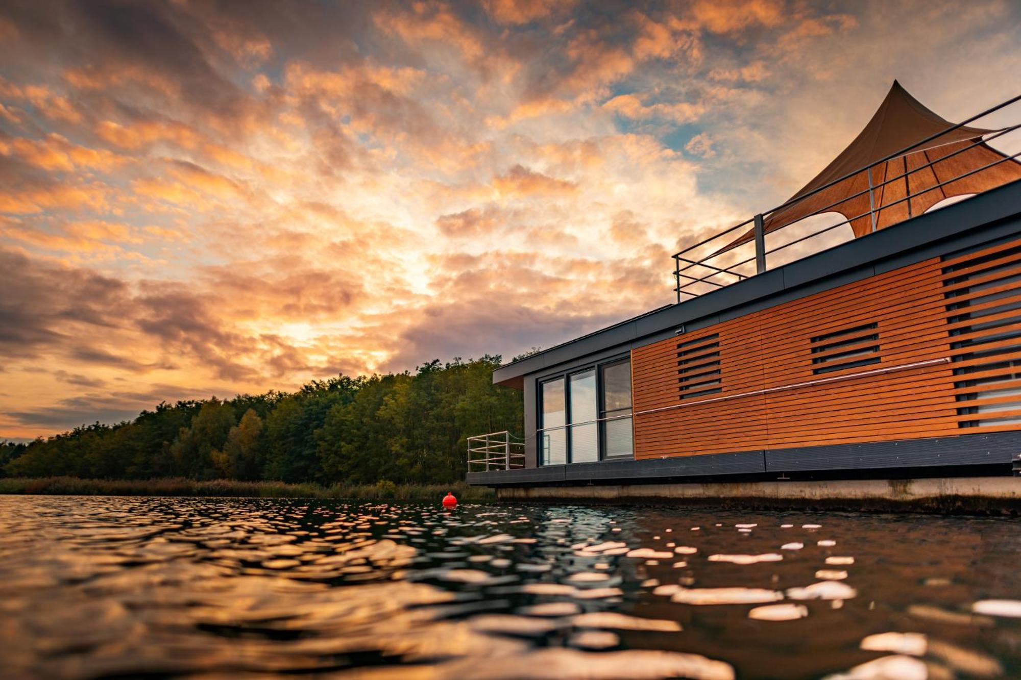 Schwimmende Ferienhaeuser Auf Dem See - Spreewald Vetschau Camera foto