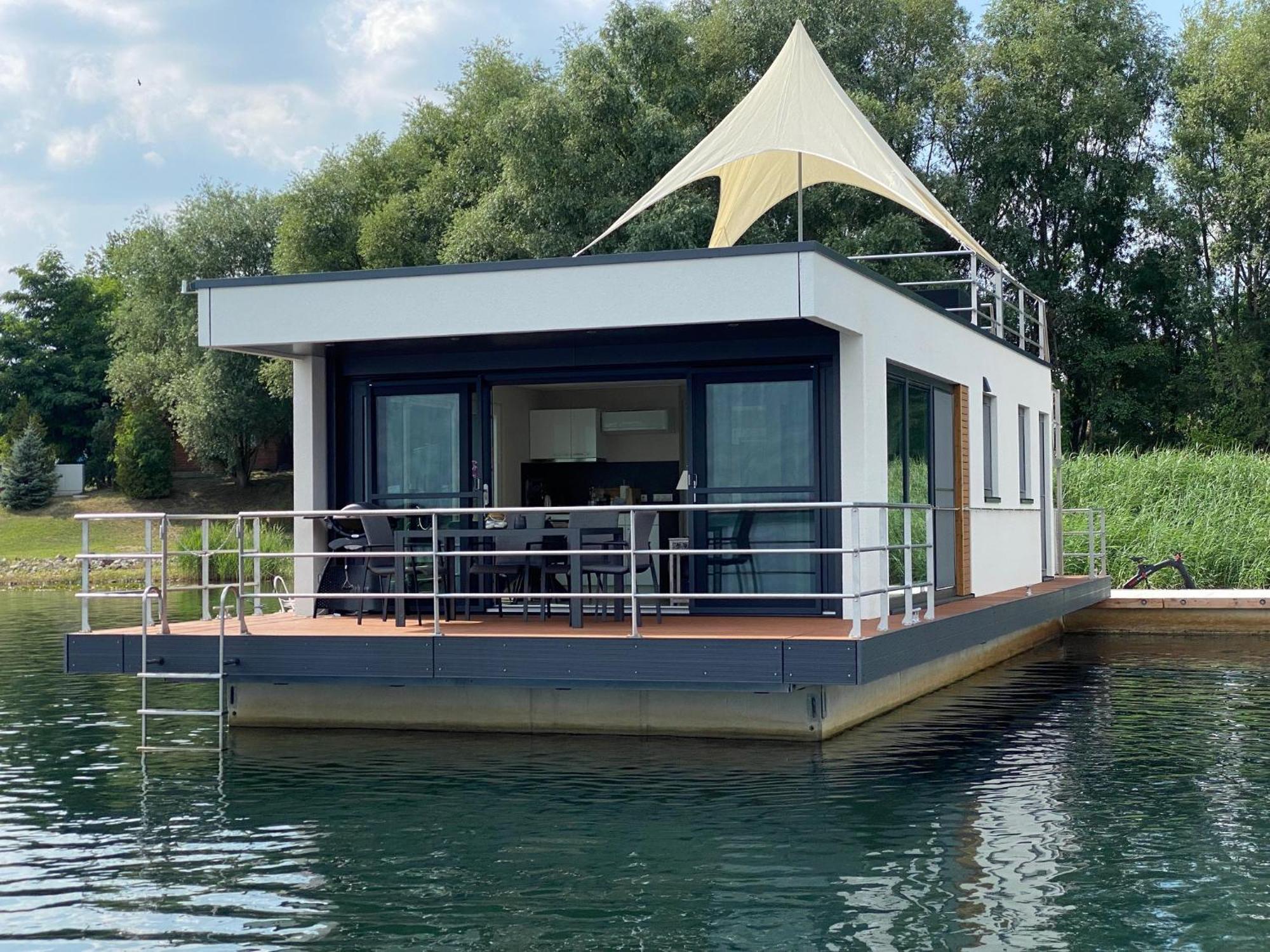 Schwimmende Ferienhaeuser Auf Dem See - Spreewald Vetschau Camera foto